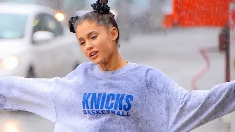 Ariana Grande caminha na chuva pelas ruas de Nova Iorque e muito mais nas imagens da semana