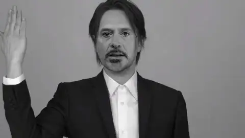 Steven Wilson vira Robert Downey Jr, Donald Trump, Brad Pitt e mais no clipe de "Self". Veja!