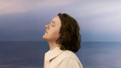 Lewis Capaldi está de volta com "Forget Me". Ouça o single do escocês!