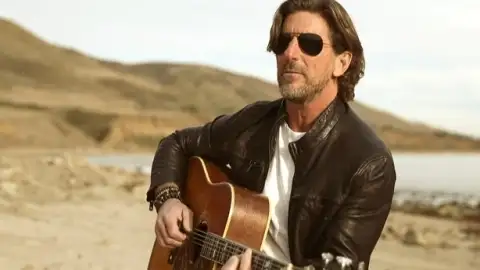 Compositor vencedor do Grammy morre em trágico acidente de avião nos EUA