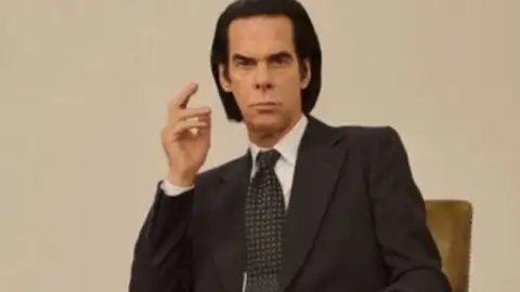 Nick Cave diz que não está “nem à esquerda nem à direita”: "indefensáveis e irreconhecíveis"