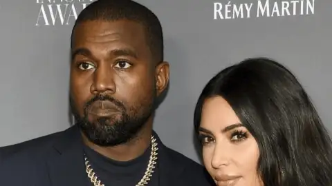 Kim Kardashian diz que sofreu de “Síndrome de Estocolmo” com Kanye West