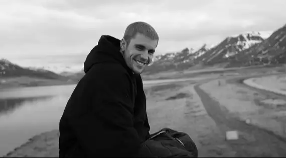 Veja o novo clipe do cantor, "FIRST PLACE", com a letra e a tradução!